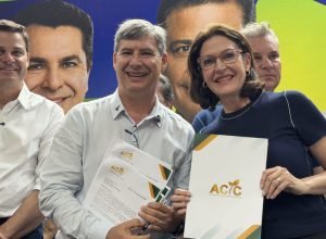 Cristina Graeml, candidata ao Senado pelo Paraná recebe de William Pelissari, presidente da ACIC, carta de sugestões e propostas (Foto: Ascom/CG)