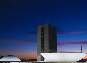 Comissão aprova piso salarial de R$3.036 para garis