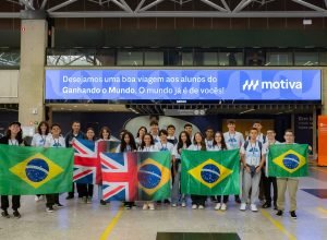 25 estudantes paranaenses embarcam para o Reino Unido com emoção e expectativas