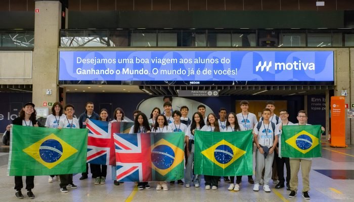 25 estudantes paranaenses embarcam para o Reino Unido com emoção e expectativas