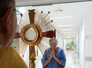 Bispo Dom Amilton visita Hospital São Vicente de Paulo e leva Cristo aos pacientes