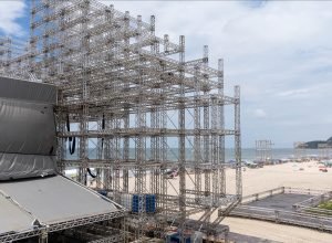 Palcos quase prontos enquanto faltam 8 dias para os shows no litoral