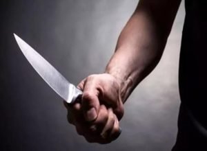 Homem é esfaqueado em frente a comércio e agressor foge antes da chegada da polícia em