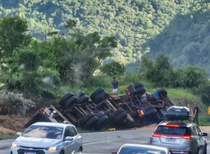 Caminhão com placas paraguaias tombado na Serra da Esperança causa morte e ferimento grave