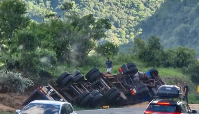 Caminhão com placas paraguaias tombado na Serra da Esperança causa morte e ferimento grave