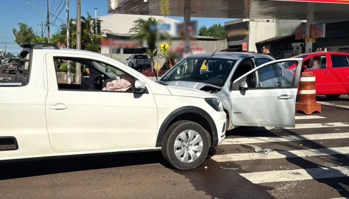 Dois carros colidem em Cascavel, deixando feridos e interditação no Jardim Clarito