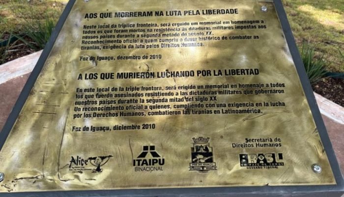 Monumento à Democracia retorna para a Praça Naipi, no centro de Foz