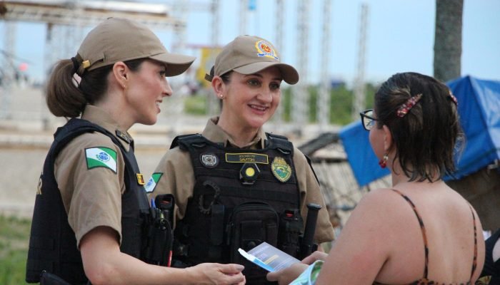 Polícia Militar do Paraná entrega pulserinhas e orienta comunidade em Balneário de Matinhos