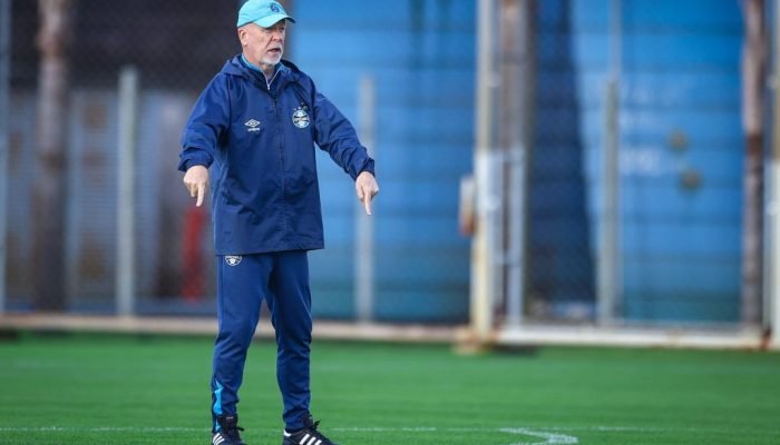 Mano Menezes anuncia saída do Grêmio