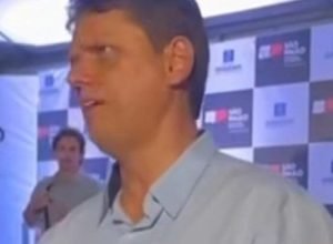 Tarcísio apoia Flávio Bolsonaro e destaca que a direita tem outros candidatos