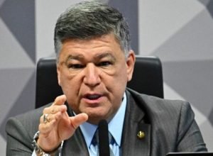 Presidente da CPMI do INSS passou por retirada de tumor no estômago neste sábado (6)