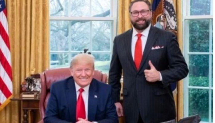 Conselheiro de Trump se manifesta sobre candidatura de Flávio Bolsonaro