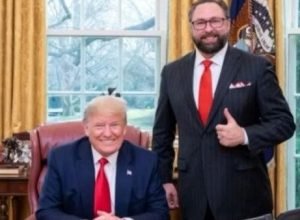 Conselheiro de Trump se manifesta sobre candidatura de Flávio Bolsonaro