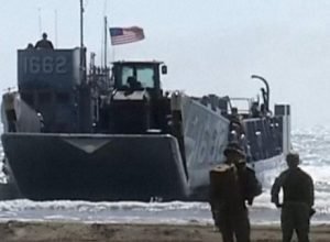 Fuzileiros Navais dos EUA Desembarcam em Porto Rico, Próximo à Venezuela