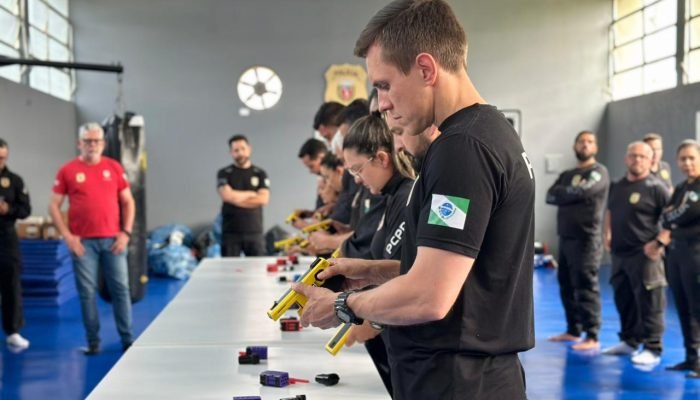 PCPR treina servidores para usar tasers no Verão Maior Paraná e garantir segurança