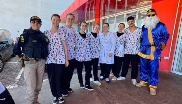 Papai Noel da PRF visita Hospital Universitário do Oeste do Paraná