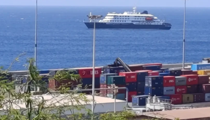 passageiros-comecam-a-deixar-navio-onde-houve-surt006400360202605101813.png