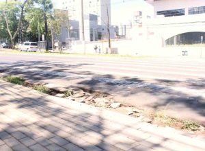 Ponto de ônibus na JK reduzido, passageiros reclamam