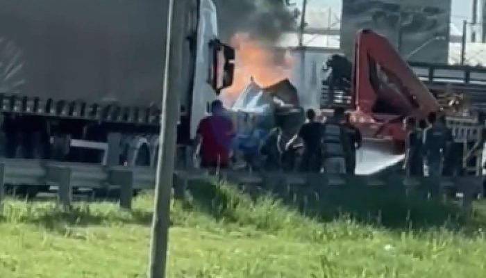 video-grave-acidente-com-explosao-interdita-a-br-101-e-mobiliza-grande-operacao-de-resgate-em-itajai.jpeg