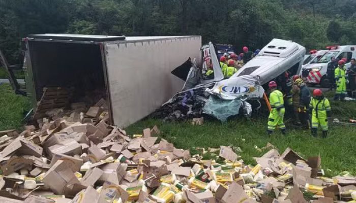 Polícia prende três suspeitos por roubo de caminhão que